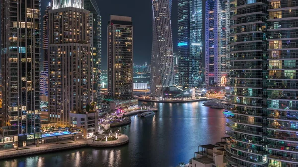 Vista aérea de los rascacielos residenciales y de oficinas de Dubai Marina con timelapse nocturno frente al mar —  Fotos de Stock