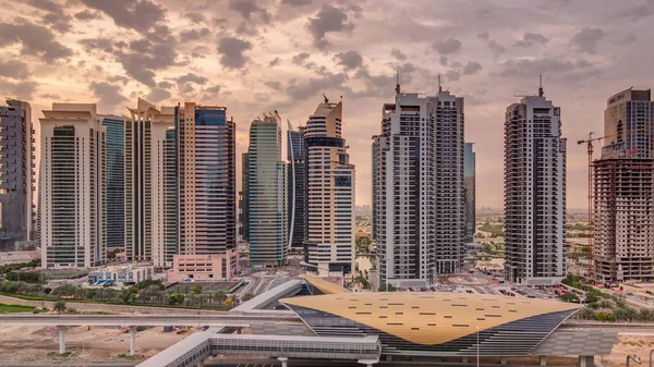 Luftaufnahme der Sheikh-Zayed-Straße bei Sonnenaufgang in der Nähe des Jachthafens von Dubai und jlt Zeitraffer, Dubai. — Stockfoto