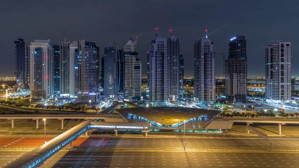 Dubai Marina ve Jlt Timelapse, Dubai yakınlarındaki Şeyh Zayed yoluna giden hava manzaralı.. — Stok fotoğraf