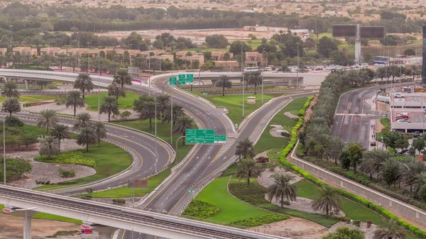 공중 맨 위에서 두 바이 마리나 (Dubai Marina) 근처 셰이크 자예드 (Sheikh Zaded) 도로와 두 바이 (Dubai) 의 지 티엘 라파스 (jlt timelapse) 교차로를 볼 수있다. — 스톡 사진