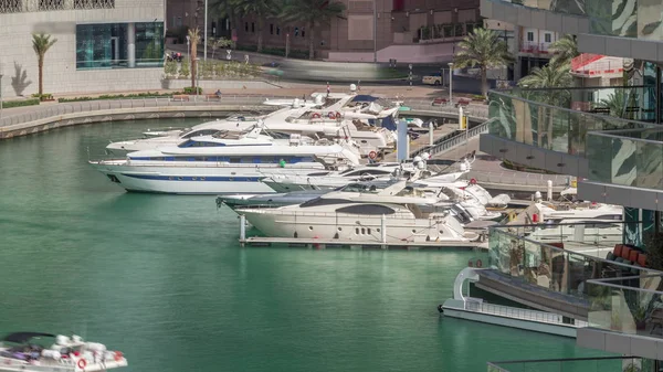 Paseo marítimo en Dubai Marina timelapse aéreo. Dubai, Emiratos Árabes Unidos — Foto de Stock