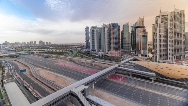 Légi kilátás Sheikh Zayed út közelében Dubai Marina és Jlt timelapse, Dubai. — Stock Fotó