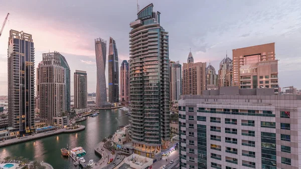 Vista aérea dos arranha-céus residenciais e de escritório da Marina do Dubai com a timelapse do dia à noite à beira-mar — Fotografia de Stock