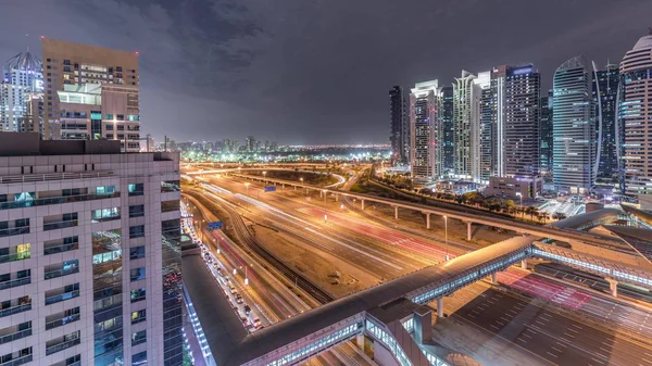 Vista aerea dall'alto sulla strada Sheikh Zayed vicino a Dubai Marina e al timelapse JLT, Dubai . — Foto Stock