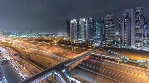 Vista aerea dall'alto sulla strada Sheikh Zayed vicino a Dubai Marina e al timelapse JLT, Dubai . — Foto Stock