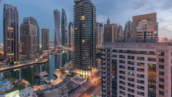 Vista aérea dos arranha-céus residenciais e de escritório da Marina do Dubai com horário à beira-mar do dia — Fotografia de Stock