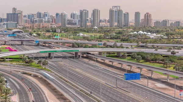 Dubai Golf Course con un paisaje urbano de Gereens y los distritos de tecom en el timelapse aéreo de fondo —  Fotos de Stock