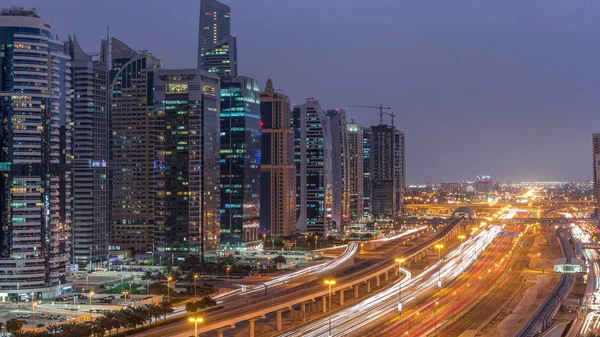 Vue aérienne de la route Sheikh Zayed près de Dubai Marina et JLT de jour à la nuit, Dubai . — Photo