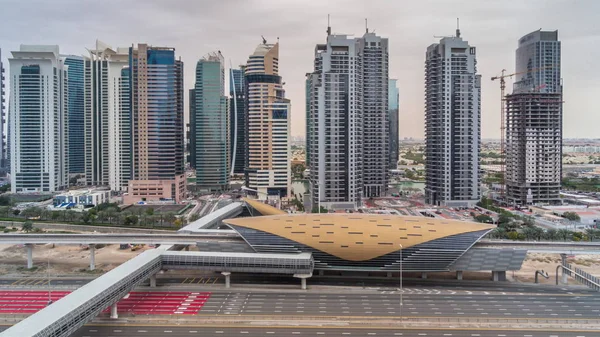 Vista aérea a la carretera Sheikh Zayed desde Dubai Marina con rascacielos JLT timelapse durante todo el día, Dubai . — Foto de Stock