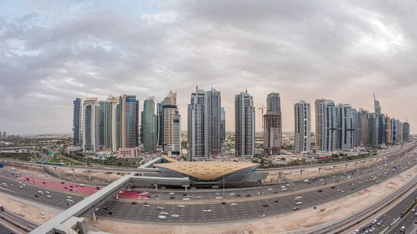 Вигляд згори на дорогу шейха Заєда біля Дубай Марина та Йотт день до ночі, Дубай. — стокове фото