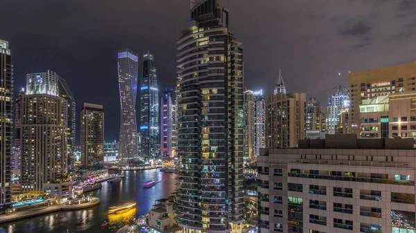 Vista aerea di Dubai Marina grattacieli residenziali e uffici con timelapse notte lungomare — Foto Stock