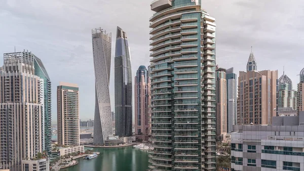 Vista aérea de los rascacielos residenciales y de oficinas de Dubai Marina con timelapse frente al mar —  Fotos de Stock