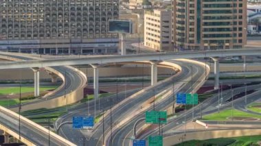 Dubai şehir merkezinde otoyol kavşak havadan görünümü timelapse.