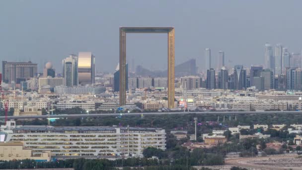 Skyline widok dzielnic Deira i Sharjah w Dubaju dzień do nocy timelapse po zachodzie słońca, ZEA. — Wideo stockowe