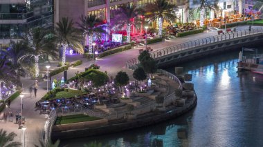 Dubai Marina Limanı 'ndaki rıhtım güvertesi gece uçuşları. Dubai, Birleşik Arap Emirlikleri
