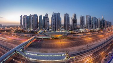 Dubai Marina yakınlarındaki Şeyh Zayed yoluna giden hava manzarası ve Dubai 'deki Jlt..