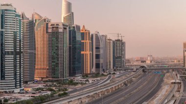 Dubai Marina ve Jlt Timelapse, Dubai yakınlarındaki Şeyh Zayed yoluna giden hava manzaralı..