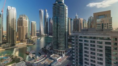 Dubai Marina yerleşim ve ofis gökdelenlerinin deniz manzarası.