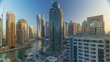 Dubai Marina yerleşim ve ofis gökdelenlerinin deniz manzarası.