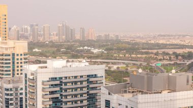 Arka planda Gereens ve tecom bölgelerinden oluşan bir şehir manzaralı Dubai Golf Sahası