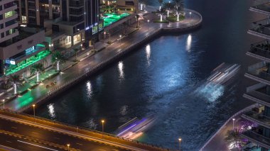 Dubai Marina Limanı 'ndaki rıhtım güvertesi gece uçuşları. Dubai, Birleşik Arap Emirlikleri