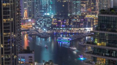 Dubai Marina Limanı 'ndaki rıhtım güvertesi gece uçuşları. Dubai, Birleşik Arap Emirlikleri