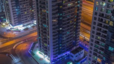 Dubai Marina 'daki çeşitli gökdelenlerin ve kulelerin görüntüsü.