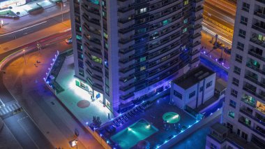 Dubai Marina 'daki çeşitli gökdelenlerin ve kulelerin görüntüsü.