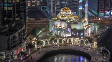 Dubai Marina ve Mohammed Bin Ahmed Almulla Camii 'nin modern konut mimarisi.