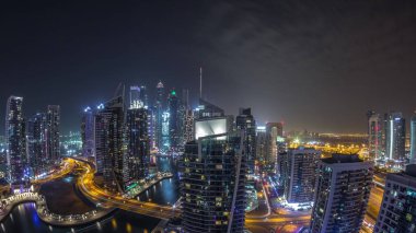 Dubai Marina yerleşim ve ofis gökdelenlerinin deniz manzarası.