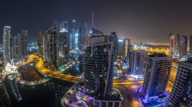Dubai Marina yerleşim ve ofis gökdelenlerinin deniz manzarası.