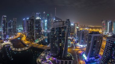 Dubai Marina yerleşim ve ofis gökdelenlerinin deniz manzarası.