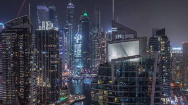 Dubai Marina yerleşim ve ofis gökdelenlerinin deniz manzarası.