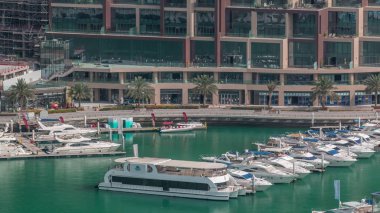 Dubai Marina Limanı 'ndaki rıhtım güvertesi, zaman ayarlı. Dubai, Birleşik Arap Emirlikleri