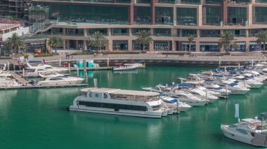 Dubai Marina Limanı 'ndaki rıhtım güvertesi, zaman ayarlı. Dubai, Birleşik Arap Emirlikleri