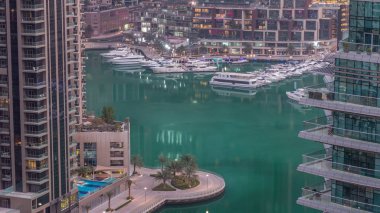 Dubai Marina 'daki rıhtım güvertesi gece gündüz saatlerinde. Dubai, Birleşik Arap Emirlikleri