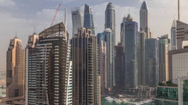 Dubai Marina 'daki çeşitli gökdelenlerin ve kulelerin yukarıdan görünüşü