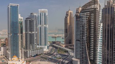Dubai Marina 'daki çeşitli gökdelenlerin ve kulelerin yukarıdan görünüşü