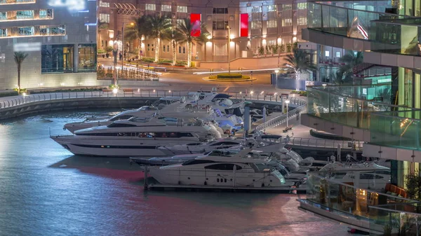 Passeggiata sul lungomare a Dubai Marina timelapse notte aerea. Dubai, Emirati Arabi Uniti — Foto Stock