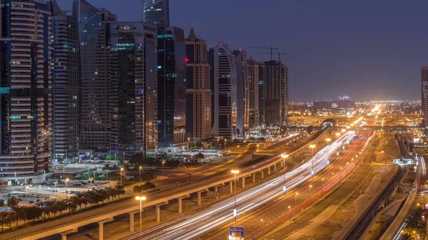 Vista aérea de la carretera Sheikh Zayed cerca de Dubai Marina y JLT noche al día timelapse, Dubai . —  Fotos de Stock