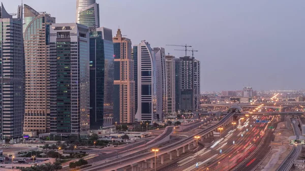 Vista aérea de la carretera Sheikh Zayed cerca de Dubai Marina y JLT noche al día timelapse, Dubai . — Foto de Stock