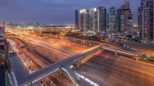 दुबई मरीना जवळ शेख Zayed रस्ता हवाई टॉप दृश्य आणि जेएलटी दिवस ते रात्री वेळ, दुबई . — स्टॉक फोटो, इमेज