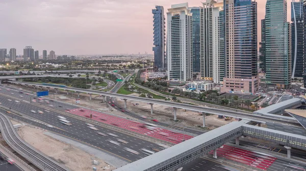 Vista aérea de la carretera Sheikh Zayed cerca de Dubai Marina y JLT día a noche timelapse, Dubai . — Foto de Stock
