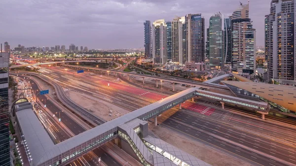 Vista aerea dall'alto sulla Sheikh Zayed road vicino a Dubai Marina e JLT giorno e notte timelapse, Dubai . — Foto Stock