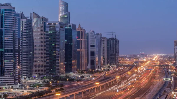 Widok z lotu ptaka na Sheikh Zayed Road w pobliżu Dubai Marina i Jlt noc po dniu timelapse, Dubaj. — Zdjęcie stockowe