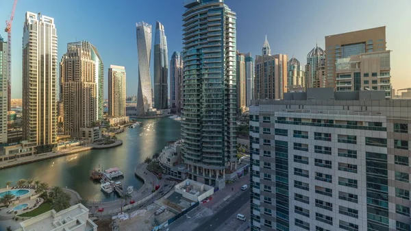 Vista aérea de los rascacielos residenciales y de oficinas de Dubai Marina con timelapse frente al mar —  Fotos de Stock