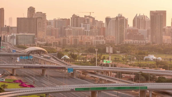 Pole golfowe w Dubaju z pejzażem miejskim dzielnic Gereens i tecom w tle antenowy timelapse — Zdjęcie stockowe