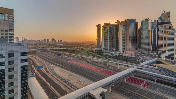 Vista aerea dall'alto sulla strada Sheikh Zayed durante l'alba vicino a Dubai Marina e JLT timelapse, Dubai . — Foto Stock