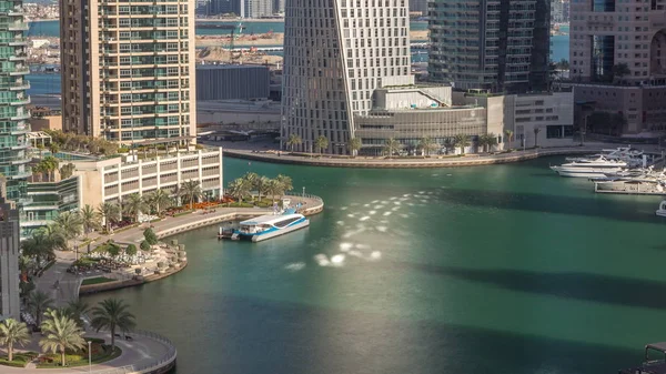 Vista aérea de los rascacielos residenciales y de oficinas de Dubai Marina con timelapse frente al mar — Foto de Stock