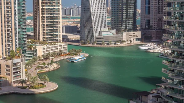Vista aérea dos arranha-céus residenciais e de escritório da Marina do Dubai com a timelapse à beira-mar — Fotografia de Stock